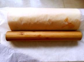 利用擀面杖将蛋糕卷卷起