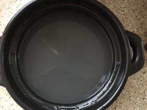 大米洗净，放入煲内，加入水，大火煮开转小火煲二十分钟