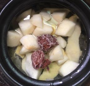 把梨肉块、梨皮、话梅、冰糖放入煲内，再次炖煮二十五分钟