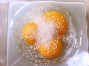 分离鸡蛋，蛋白打至干净容器，蛋黄加10克砂糖搅拌均匀