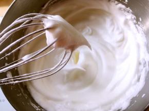 蛋白加几滴柠檬汁，分三次加入20克砂糖打发至湿性偏干一点的发泡