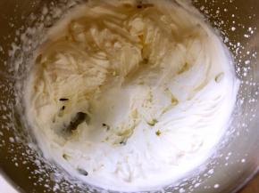 淡奶油加剩下的砂糖打发出清晰纹路，倾斜打蛋盆奶油不流动即可