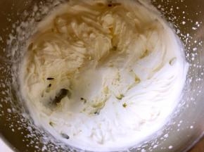 淡奶油加剩下的砂糖打发出清晰纹路，倾斜打蛋盆奶油不流动即可