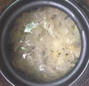 银耳泡发，撕成小朵，在煲里面放入水，放入泡好的银耳，大火煮开转小火煮三十五分钟