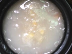 粥稍微有点稠的时候，放入胡萝卜玉米粒煲十分钟