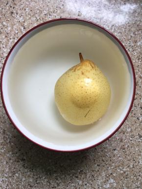 梨用盐水泡一会儿