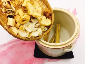 将材料依次加入陶瓷煲内