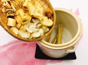 将材料依次加入陶瓷煲内