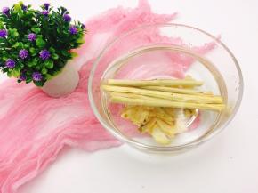 先将百合干和竹蔗泡3小时将所有材料洗净备用