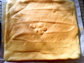 入烤箱180度烤18分钟，出炉将四周油纸揭开，放凉