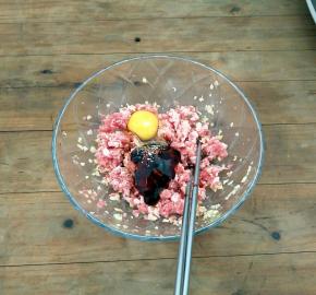 加入料酒，蚝油，鸡粉，生抽，鸡蛋搅拌均匀。