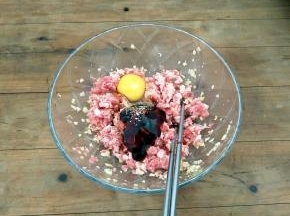 加入料酒，蚝油，鸡粉，生抽，鸡蛋搅拌均匀。