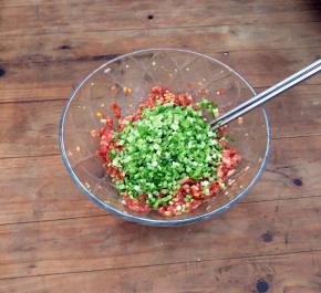 加入香油拌匀后，再加入芹菜拌匀，馅料就好了。