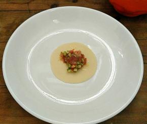 把饺子皮上放上馅料，(皮的周围抹上一点凉水，比较好粘合，不会散开)。