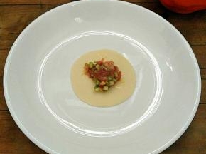 把饺子皮上放上馅料，(皮的周围抹上一点凉水，比较好粘合，不会散开)。