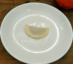 对折捏紧，成一个半圆。