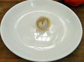 捏紧，成元宝状了。