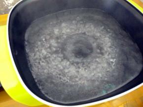 锅里做水，加入盐烧开。