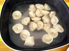 下做好的元宝水饺，煮至浮起。