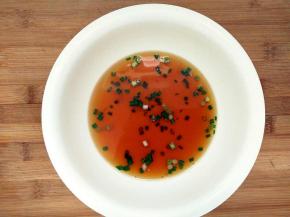 再把葱花，少许生抽，几滴香油放入碗中，加入半碗的开水做成汤汁。