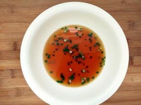 再把葱花，少许生抽，几滴香油放入碗中，加入半碗的开水做成汤汁。