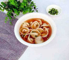 把煮熟的水饺放入汤汁里面即可。