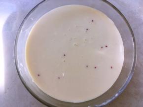 将搅拌好的奶油面糊倒入模具