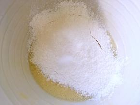 过筛低筋面粉，加入一小撮盐