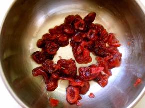 蔓越梅加朗姆酒泡半个小时