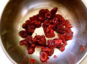 蔓越梅加朗姆酒泡半个小时