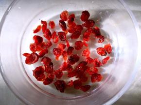 模具内抹黄油，泡好的蔓越梅滤干，铺在模具底部，烤箱预热190度