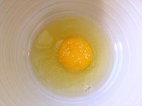 鸡蛋加砂糖搅打出细泡泡