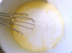 加入牛奶、淡奶油跟炼乳，搅拌均匀