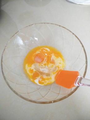 把蛋黄，白糖，色拉油，纯牛奶倒入碗中拌匀，