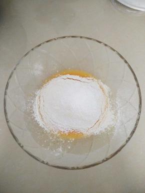 筛入低筋面粉
