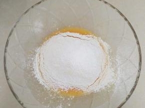 筛入低筋面粉