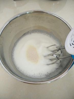 打至比较细腻的时候再加入剩余的白糖。