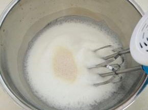 打至比较细腻的时候再加入剩余的白糖。