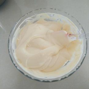 再加入剩余的蛋清上下拌匀