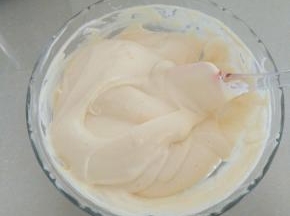 再加入剩余的蛋清上下拌匀