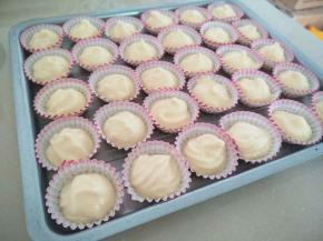 倒入纸杯子中八分满