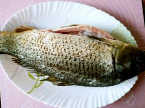 买来大鱼，去除鳞片，取出内脏，清洗干净。