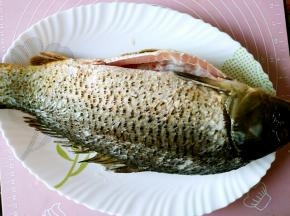 买来大鱼，去除鳞片，取出内脏，清洗干净。
