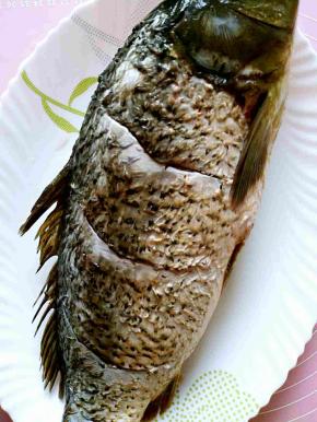 在鱼身上打几个花刀