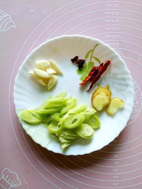 在这个空隙准备葱花，大料，姜片，干红辣椒，把蒜瓣用刀拍碎。