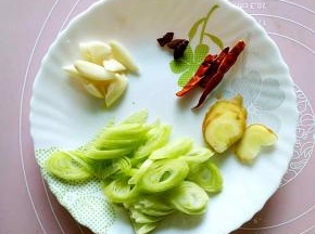 在这个空隙准备葱花，大料，姜片，干红辣椒，把蒜瓣用刀拍碎。