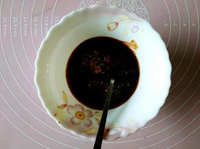 小碗中加入两勺香辣豆瓣酱，一勺郫县豆瓣酱，老抽，生抽，米醋以及料酒和盐。