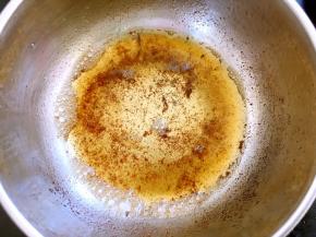 剩下的黄油小火加热，熬出焦糖色