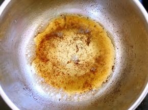 剩下的黄油小火加热，熬出焦糖色