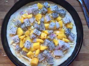 将水果放入烤箱150度烤5分钟，烤去多余水份，放入烤盘